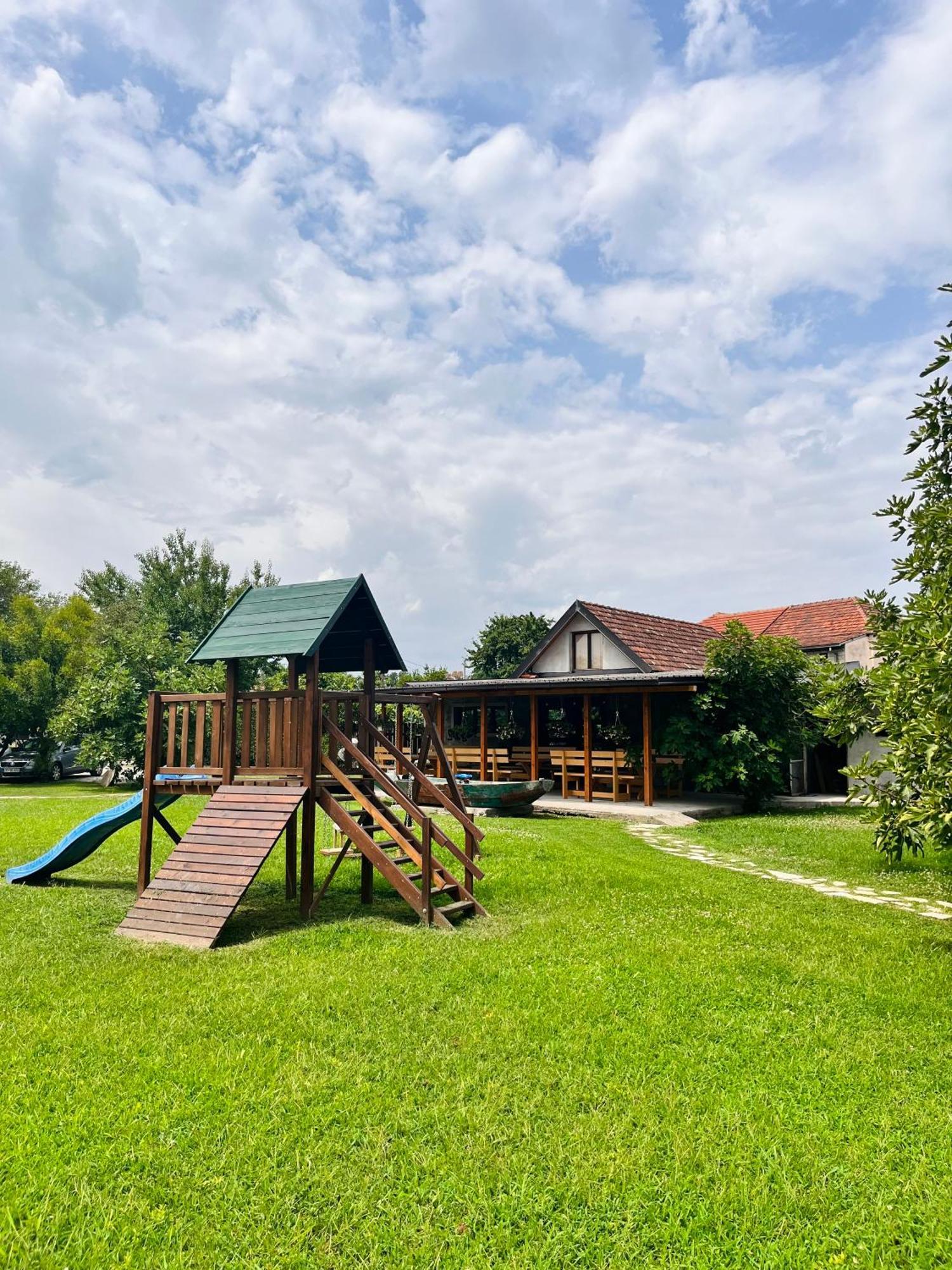 Balabani Local Stay Golubovci Buitenkant foto