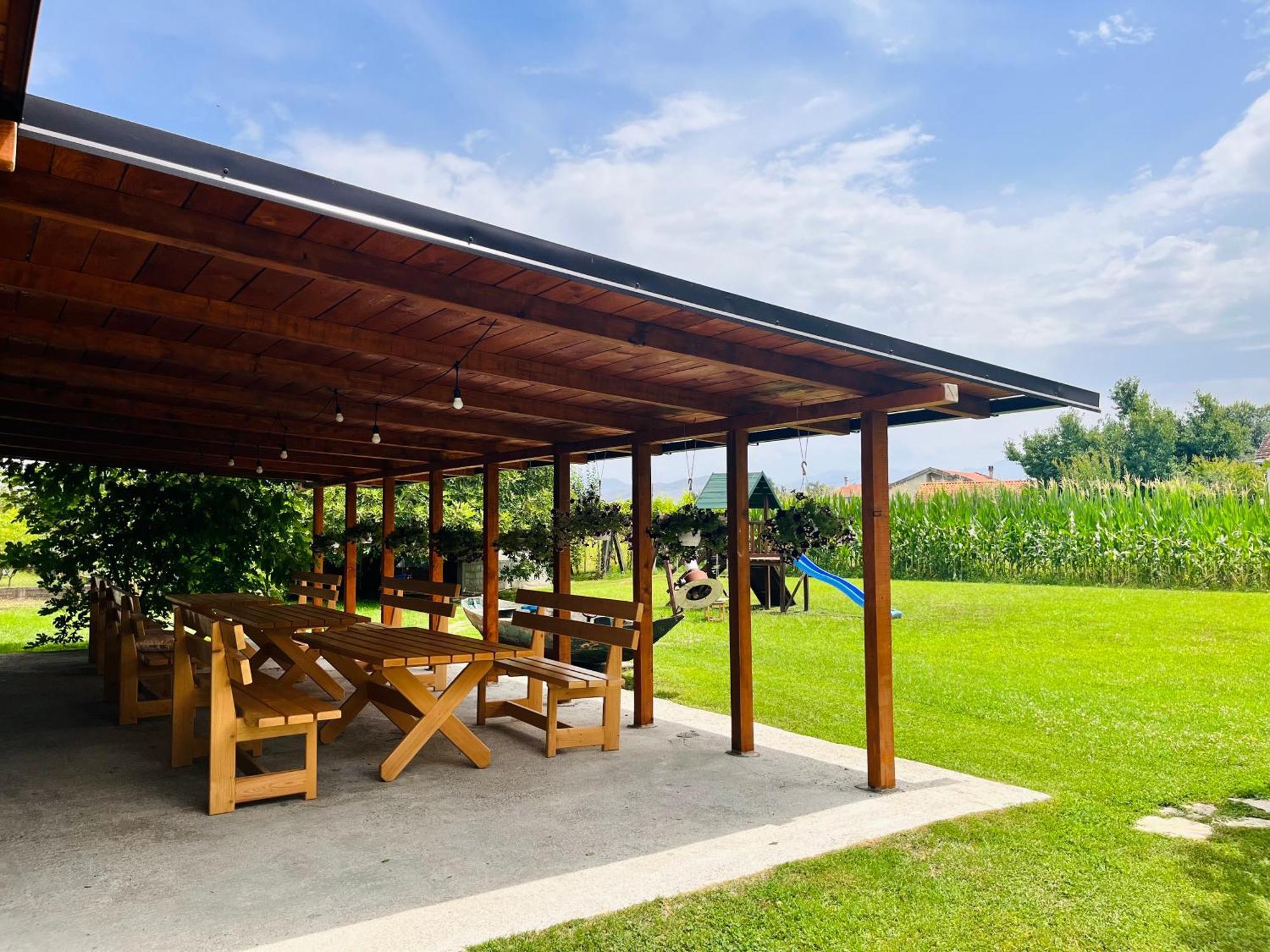 Balabani Local Stay Golubovci Buitenkant foto