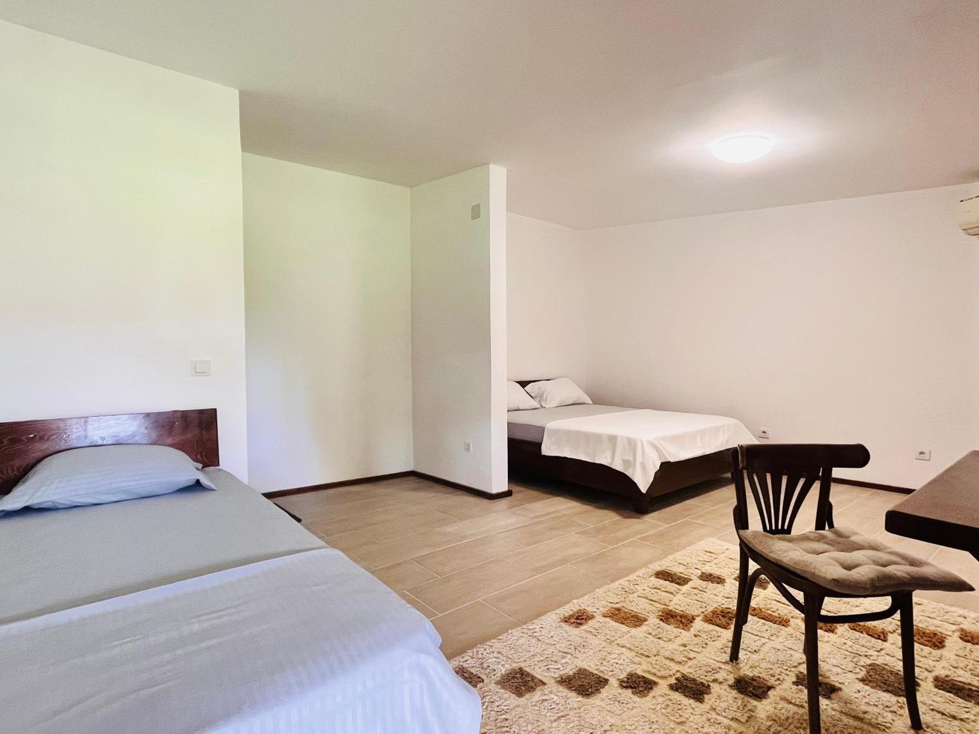 Balabani Local Stay Golubovci Buitenkant foto