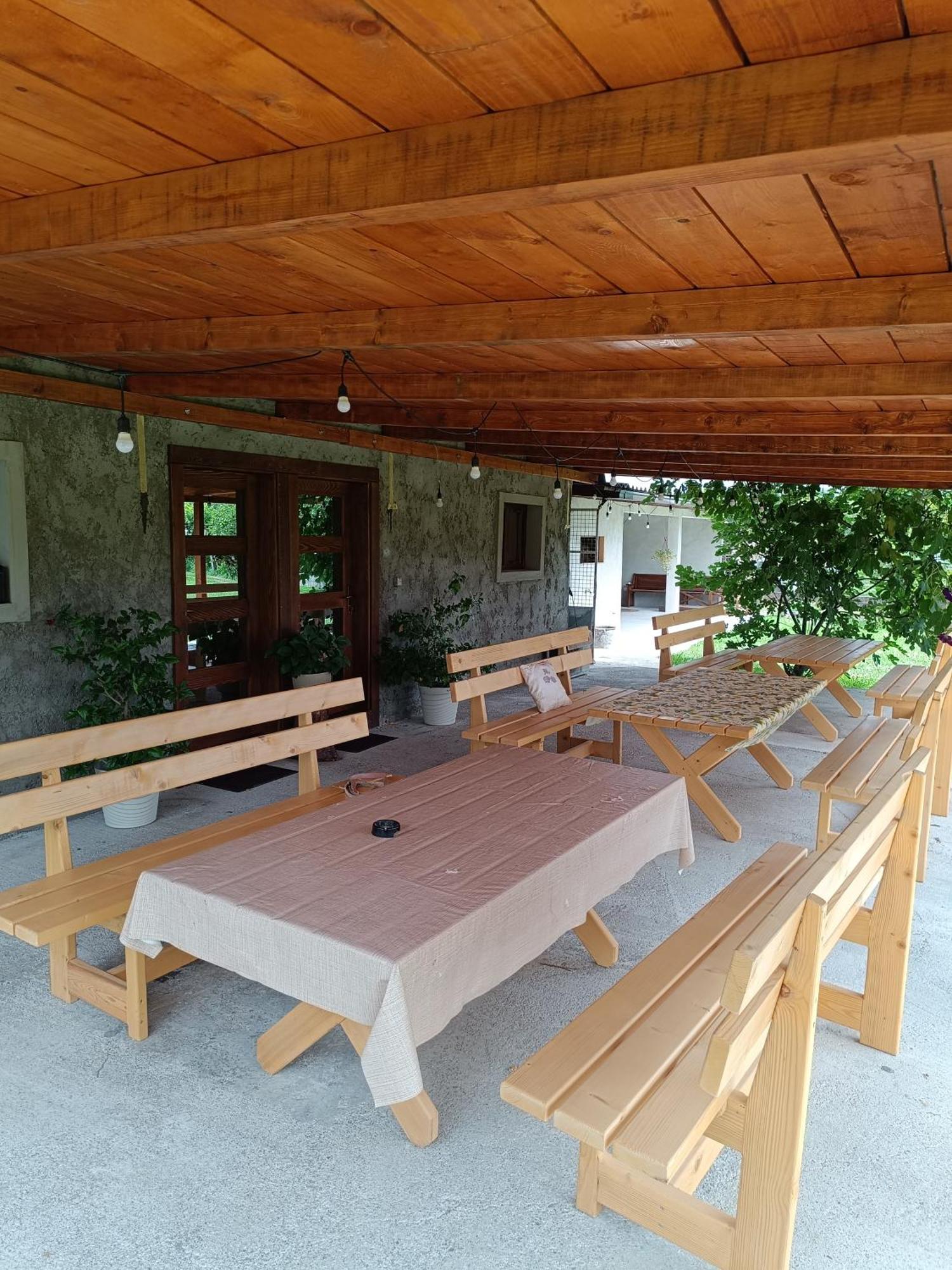 Balabani Local Stay Golubovci Buitenkant foto