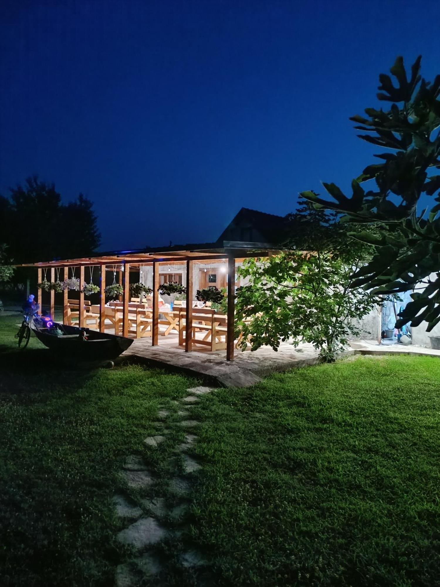 Balabani Local Stay Golubovci Buitenkant foto