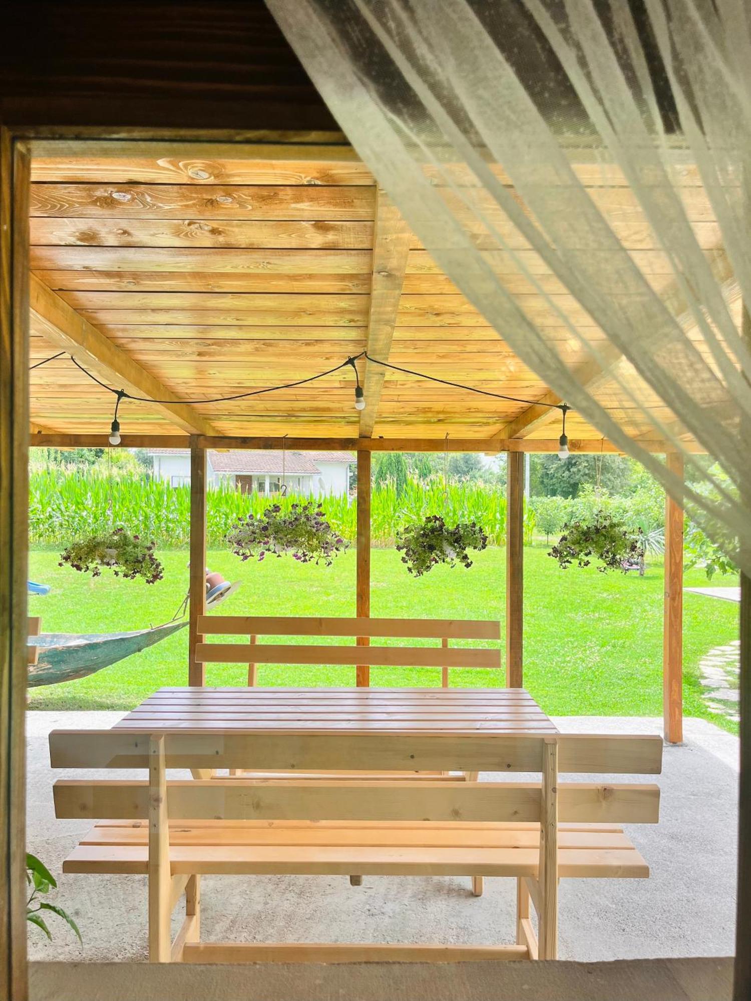 Balabani Local Stay Golubovci Buitenkant foto